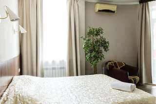 Гостиница Аристоль Уфа Люкс с балконом,с 1 двуспальной/2 односпальными анатомической кроватью-1